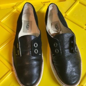 Ugg Black carolyn suede/leather Ugg shoes sz 6